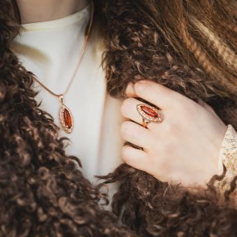 Charming pendant in russian red gold 585, with amber, height approx. 33 mm