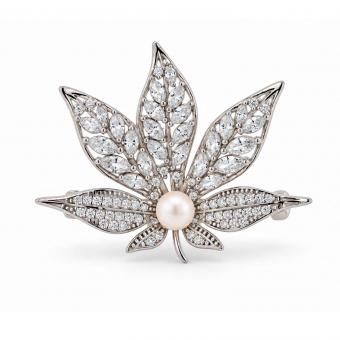 Florale Brosche aus Silber 925 mit Zirkonia und Perlenakzent, ca. 4 x 3 cm