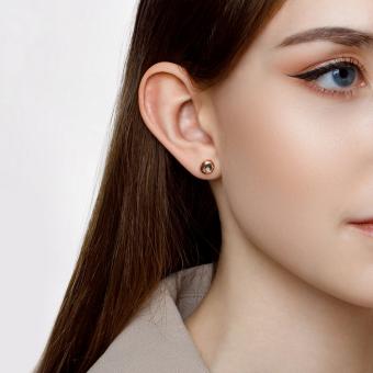 Элегантные серьги-пуссеты из красного золота 585 пробы с бриллиантом 0,033 ct. WSI, с авантюриновым стеклом HTS, сапфировым стеклом HTS, диаметр ≈ 7,5 мм.