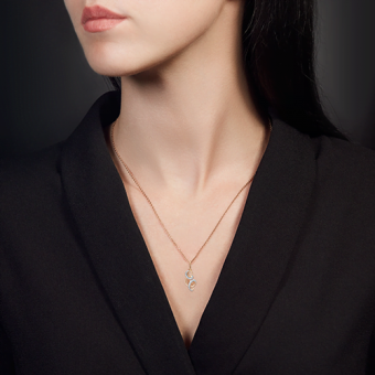 Подвеска в виде буквы «E» из красного / белого золота 585 пробы с фианитами