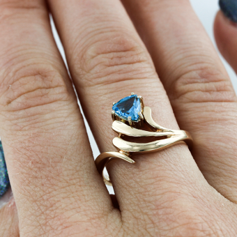 Charming women's ring, red gold 585, with blue zirconia, weight approx. 4,3 gr.