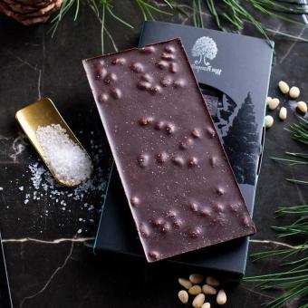 Siberian Cedar Dunkle Schokolade mit Pinienkernen und Salzkristallen, 100g