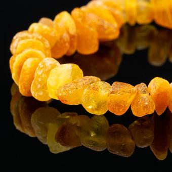 Бусы короткие из необработанного светлого янтаря 