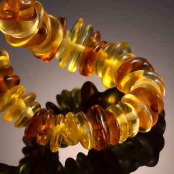 AmberProfi Leuchtendes Armband aus transparenten Naturbernsteinen an einem elastischen Band