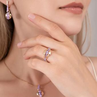 Damenring mit Amethysten, Russisches Rotgold 585, Durchmesser des zentralen Teils des Rings ca. 10 mm