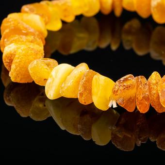 Бусы короткие из необработанного светлого янтаря 