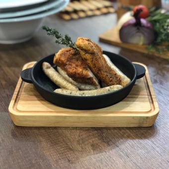 BriZoll Servierpfanne aus hochwertigem Gusseisen mit Holzablage