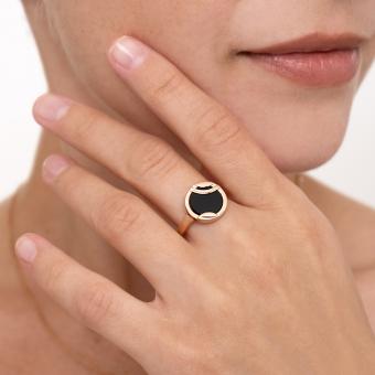 Эффектное женское кольцо из русского красного золота 585 пробы, с чёрным ониксом, диаметр центрального декоративного элемента ≈ 13 мм