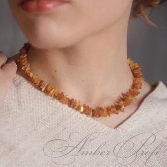 Бусы короткие из необработанного светлого янтаря 