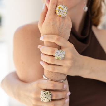 Incredible women's ring, silver 925, with yellow and white enamel, and yellow and colorless zirconia