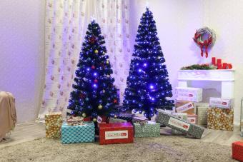 Künstlicher Weihnachtsbaum mit Beleuchtung in verschiedenen Größen für innen